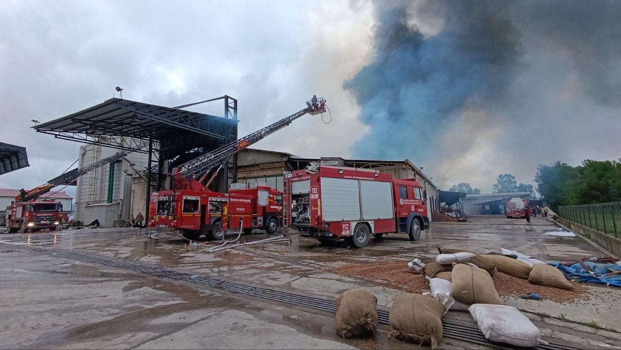 Karasu Adatepe de fındık fabrikası yandı22 Karasu Adatepe de fındık fabrikası yandı22