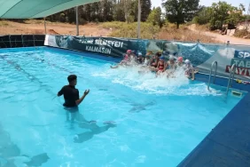 ferizlide cocuklar yüzme öreniyor