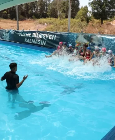 ferizlide cocuklar yüzme öreniyor