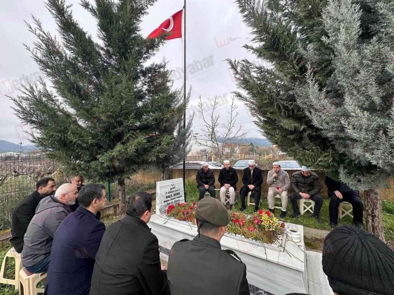 pamukova sehidini unutmadi idlib sehidi halil demir mezari basinda anildi 2 1765591901 pamukova sehidini unutmadi idlib sehidi halil demir mezari basinda anildi 2 1765591901