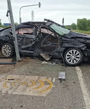 Akyazı'da halk otobüsü, tır ve otomobil çarpıştı! 9 sakarya-da-tir-halk-otobusu-ve-otomobil-kasasi