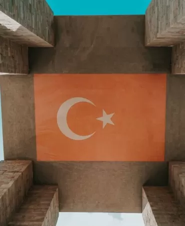 Şehit Ömer Halisdemir'in kabri ziyaretçi akınına uğruyor 8 Şehit Ömer