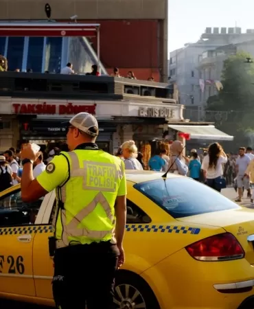 Serdivan Trafik Kazası: Polis Yaralandı, İnceleme Başladı 5 Serdivan Trafik Kazası