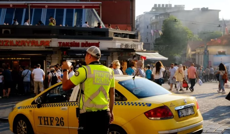 Serdivan-Trafik-Kazasi-Polis-Yaralandi-Inceleme-Basladi-featured