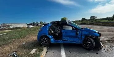 Kamyona çarpan binek araç şoförü yaralı kurtuldu