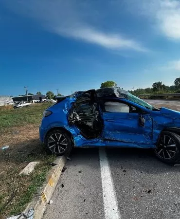 Kamyona çarpan binek araç şoförü yaralı kurtuldu 10 Kamyona çarpan binek araç şoförü yaralı kurtuldu