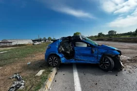 Kamyona çarpan binek araç şoförü yaralı kurtuldu