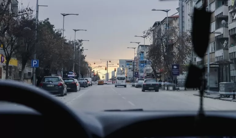 Ikinci-Sira-Park-Yapan-Araclar-Trafik-Ekipleri-Tarafindan-Kaldirdi-featured