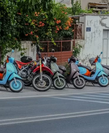 Uzun-Carsi8217da-yaya-yolu-motosiklet-parkina-donustu-featured
