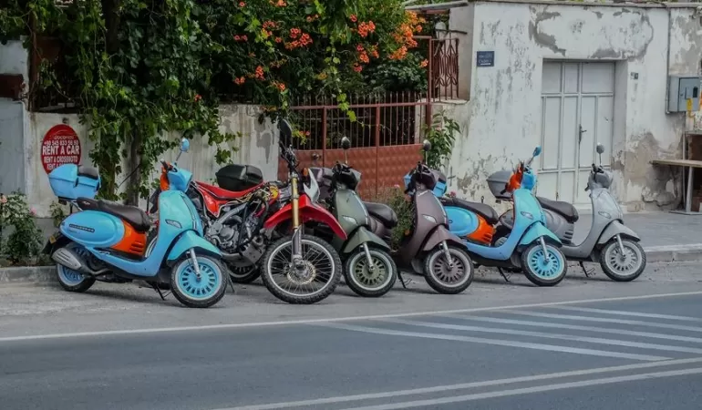 Uzun-Carsi8217da-yaya-yolu-motosiklet-parkina-donustu-featured