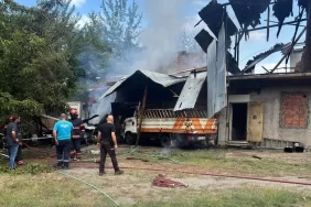 Sapanca'da Depoda Çıkan Alevler Korku Dolu Anlara Neden Oldu 1 Sapanca'da Depoda Çıkan Alevler Korku Dolu Anlara Neden Oldu
