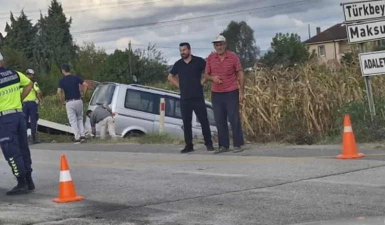 D650 Kara Yolu’nda Korkutan Kaza: Minibüs Tarlaya Uçtu,